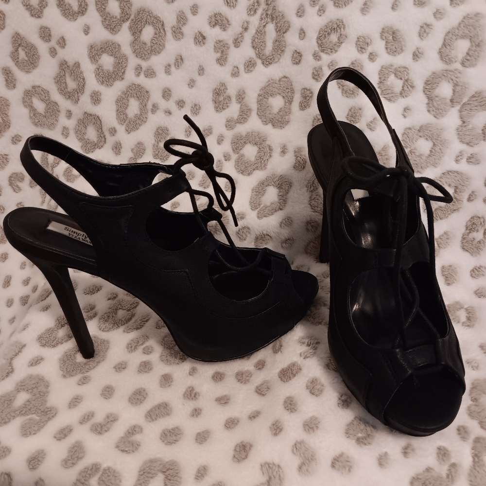 Vera Wang, Black, lace heals. 8.5